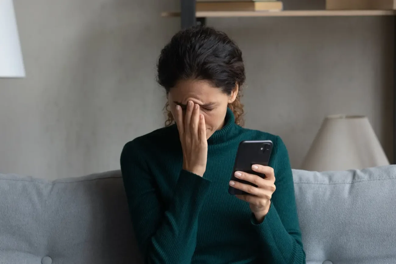 Některé podvodné nabídky práce vás mohou nejen připravit o peníze Shutterstock | TVGURU.cz zoufalá, podvedená žena
