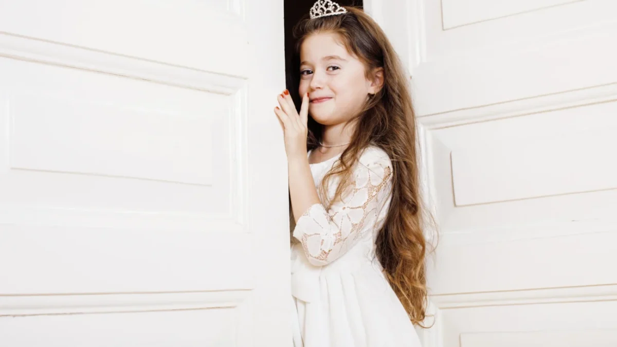 Holčička je převlečená za princeznu.
