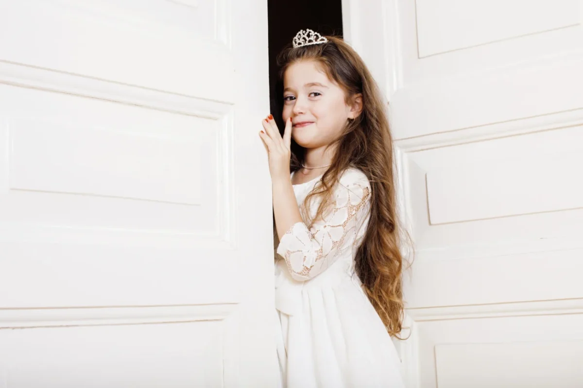 Holčička je převlečená za princeznu.