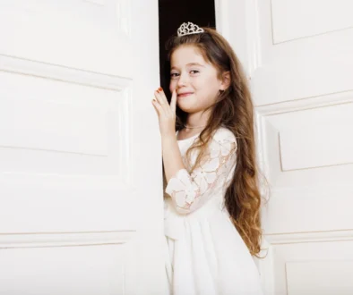 Holčička je převlečená za princeznu.