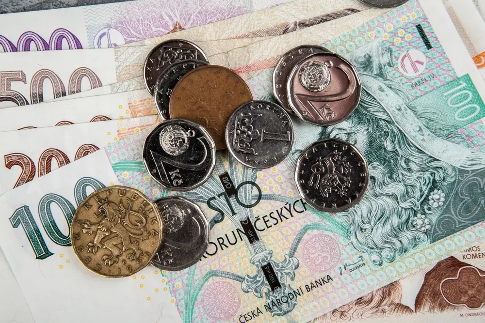 České bankovky a mince