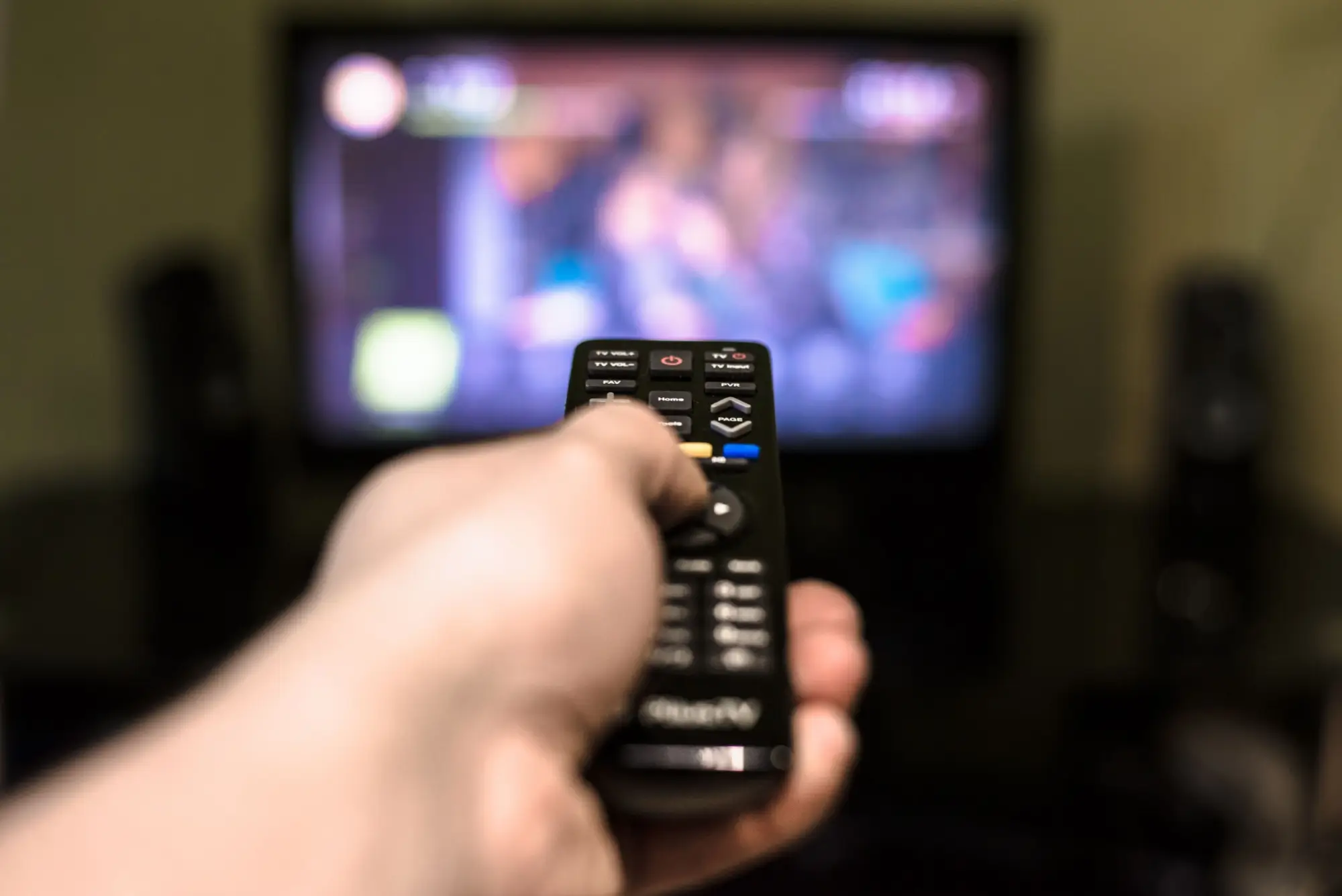 Shutterstock_563531752 | TVGURU.cz přepínání televize ovladačem