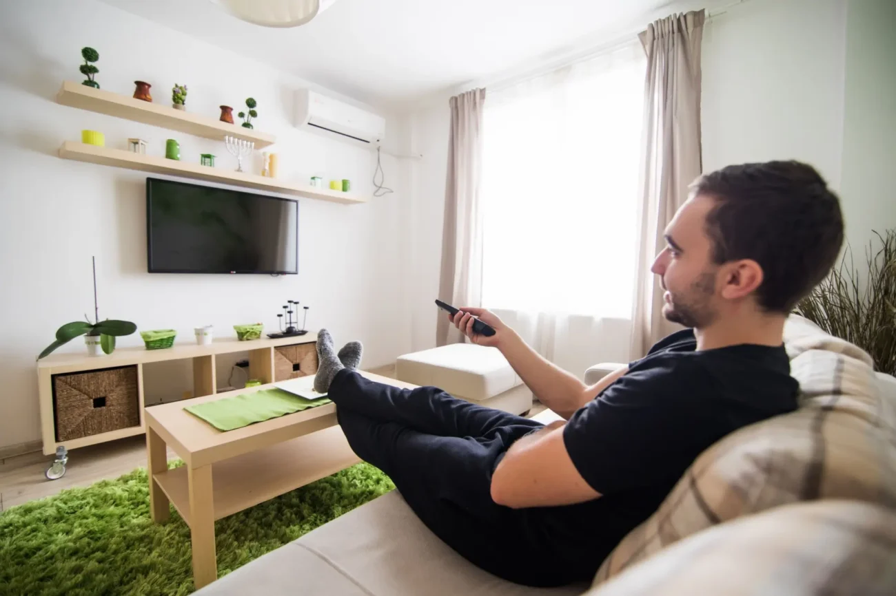 Shutterstock_621712835 | TVGURU.cz muž sleduje televizi