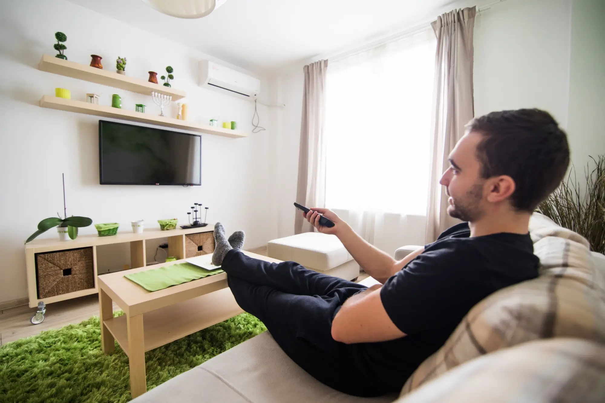 Shutterstock_621712835 | TVGURU.cz muž sleduje televizi