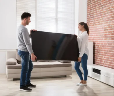 muž se ženou nesou televizi