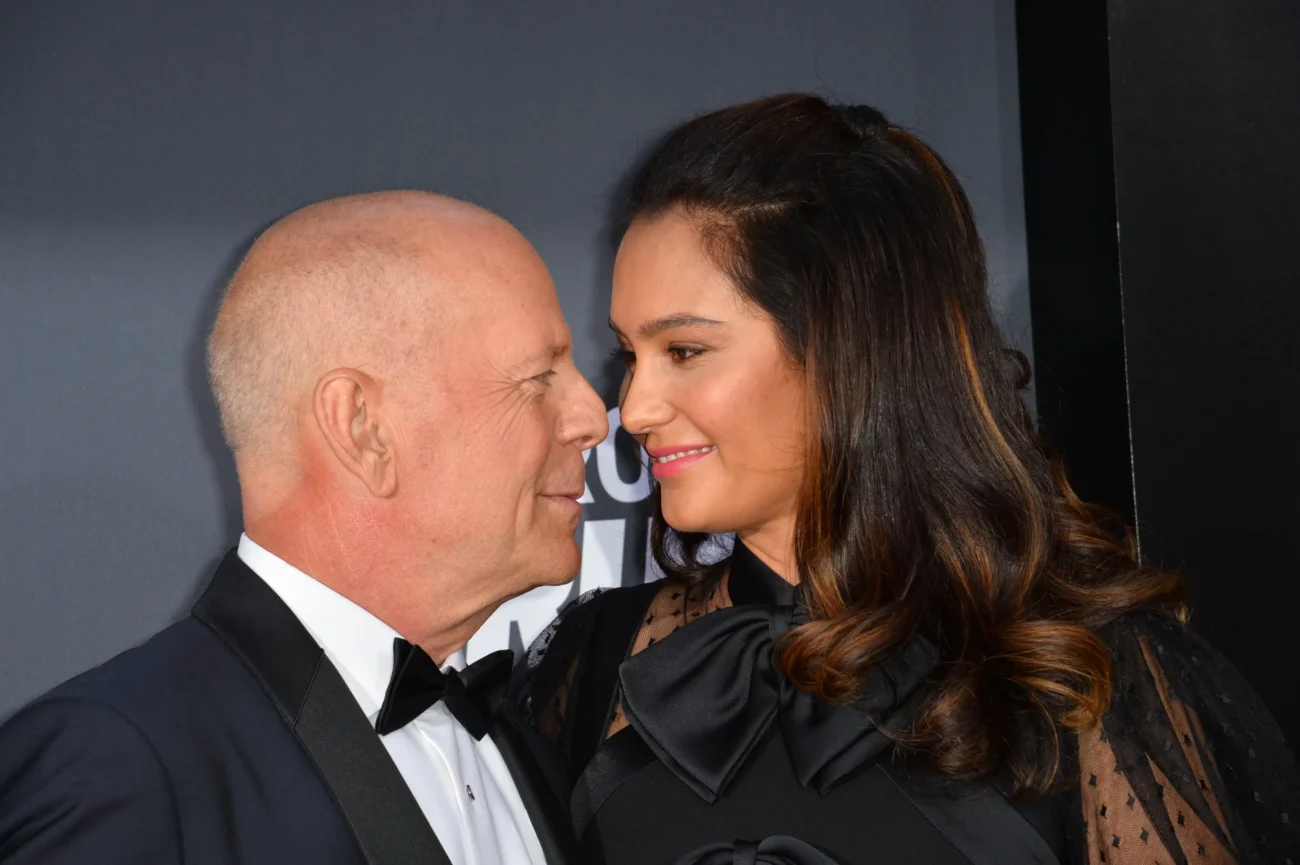 shutterstock_1134338855-2 | TVGURU.cz Bruce Willis a Emma Heming se na sebe usmívají v roce 2018.