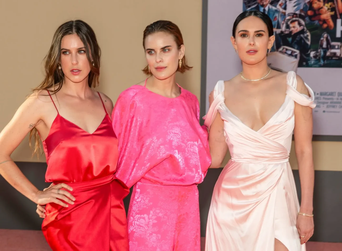 shutterstock_1460724683-2 | TVGURU.cz Tři pózující dcery Bruce Willise a Demi Moore.