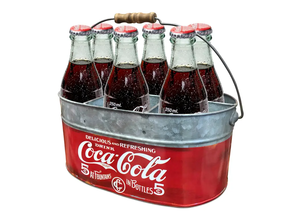 coca-cola-tvguru | TVGURU.cz Coca-Cola se tehdy podávala ve stylových skleněných lahvích