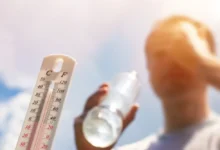 Muž pijící vodu v extrémním vedru