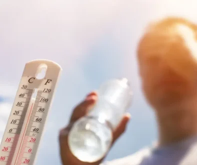 Muž pijící vodu v extrémním vedru