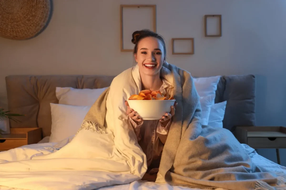 žena v posteli s brambůrkama