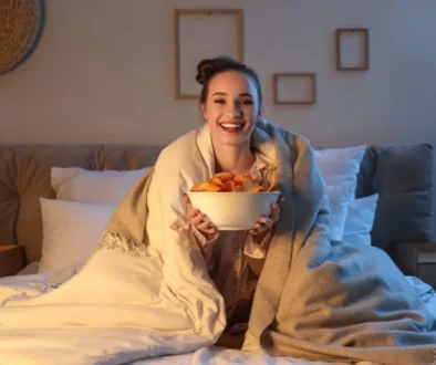žena v posteli s brambůrkama