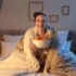 žena v posteli s brambůrkama
