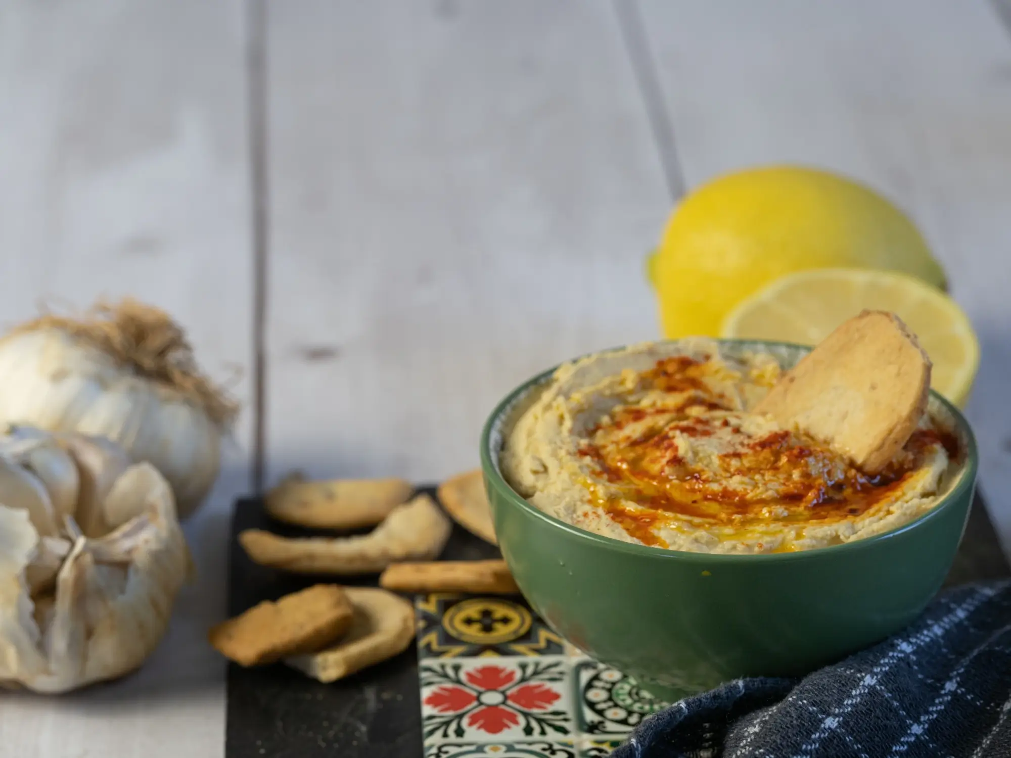 Shutterstock_2606375485 | TVGURU.cz hummus v misce
