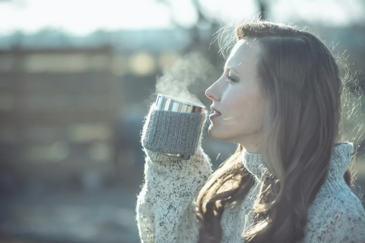 Žena s kávou v ranních hodinách.