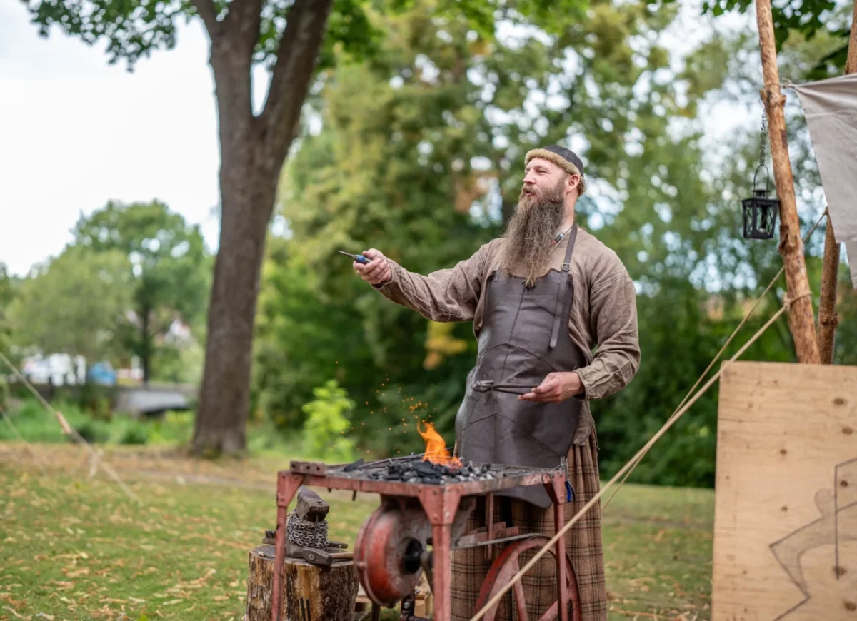 Kovář pracující venku.