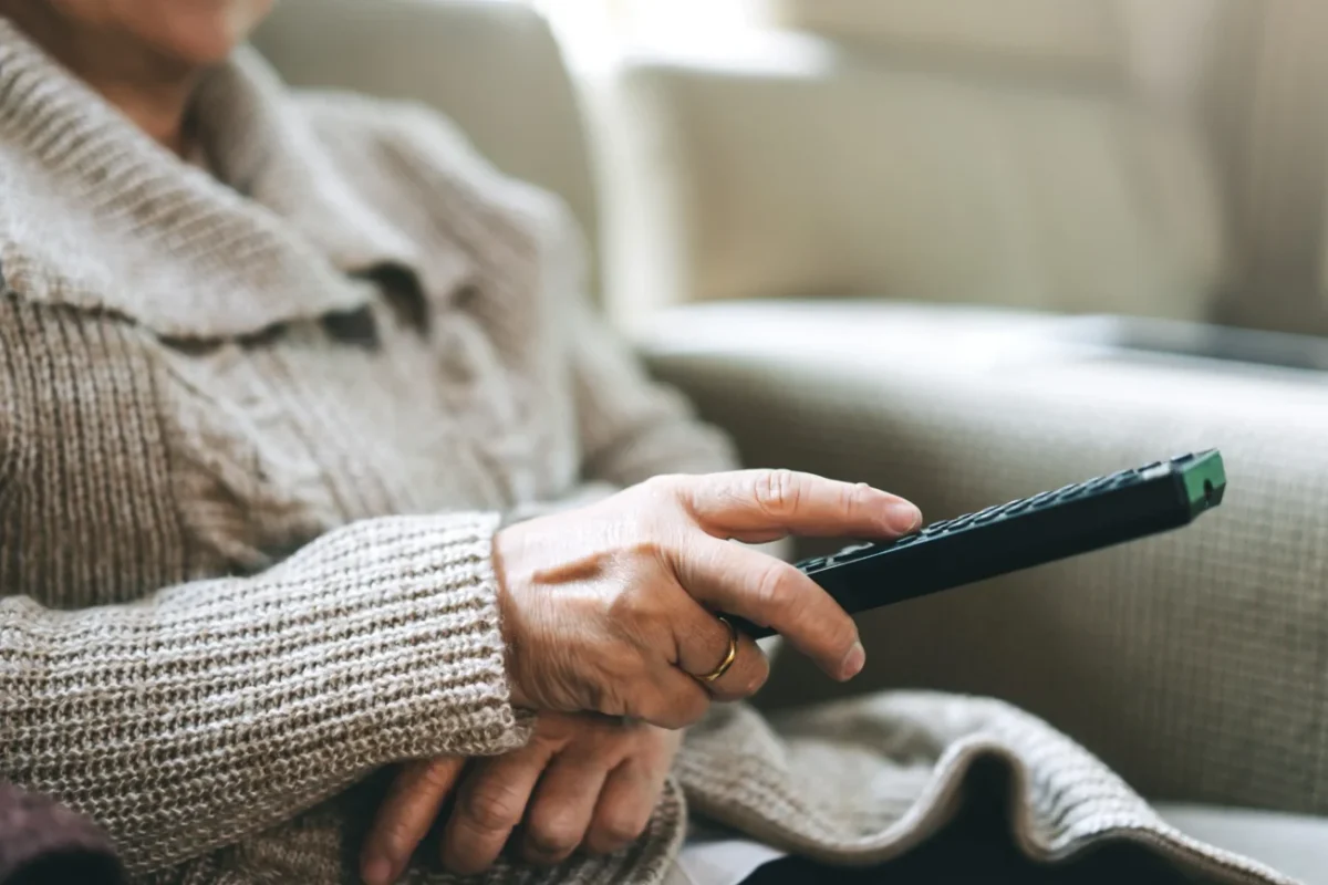 Seniorka se dívá na televizi.