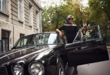 vysoce postavená žena nastupuje do auta