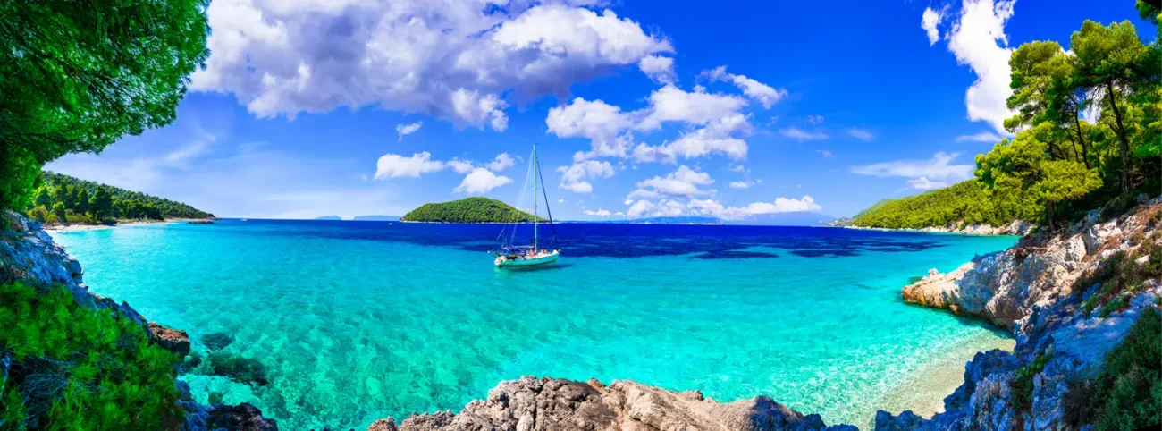 Pláž Kastani na řeckém ostrově Skopelos jedno z míst natáčení filmového muzikálu Mamma mia Shutterstock | TVGURU.cz pláž Kastani