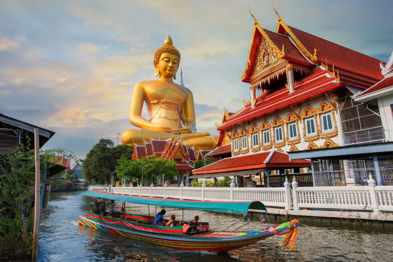 Buddhismus a hinduismus mají mnohé společné. Zdroj: Shutterstock | TVGURU.cz Buddhova socha u vody.