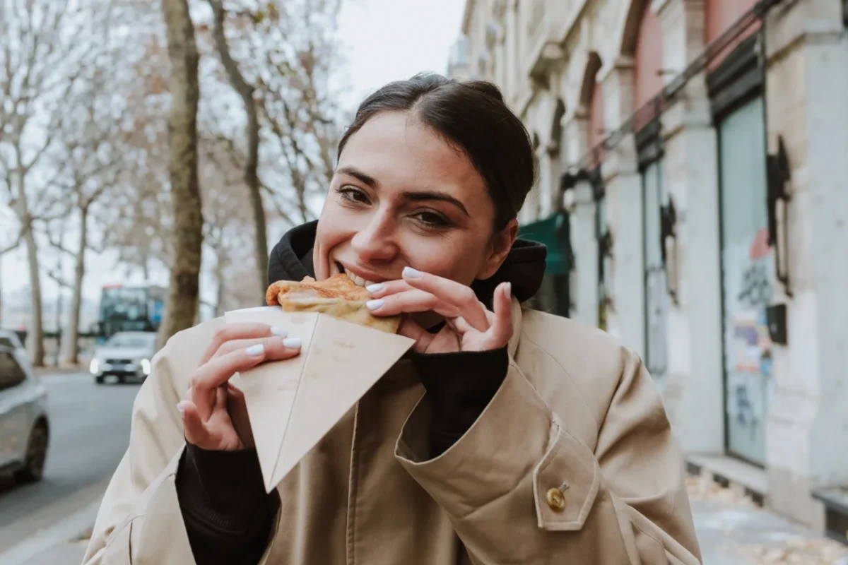 Žena jí v ulicích Francie.
