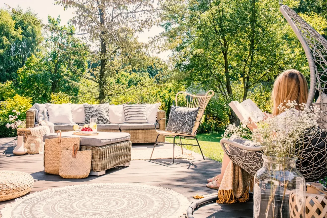Trend letošního roku je ve znamení pohodlí Shutterstock | TVGURU.cz žena sedí na zahrádce