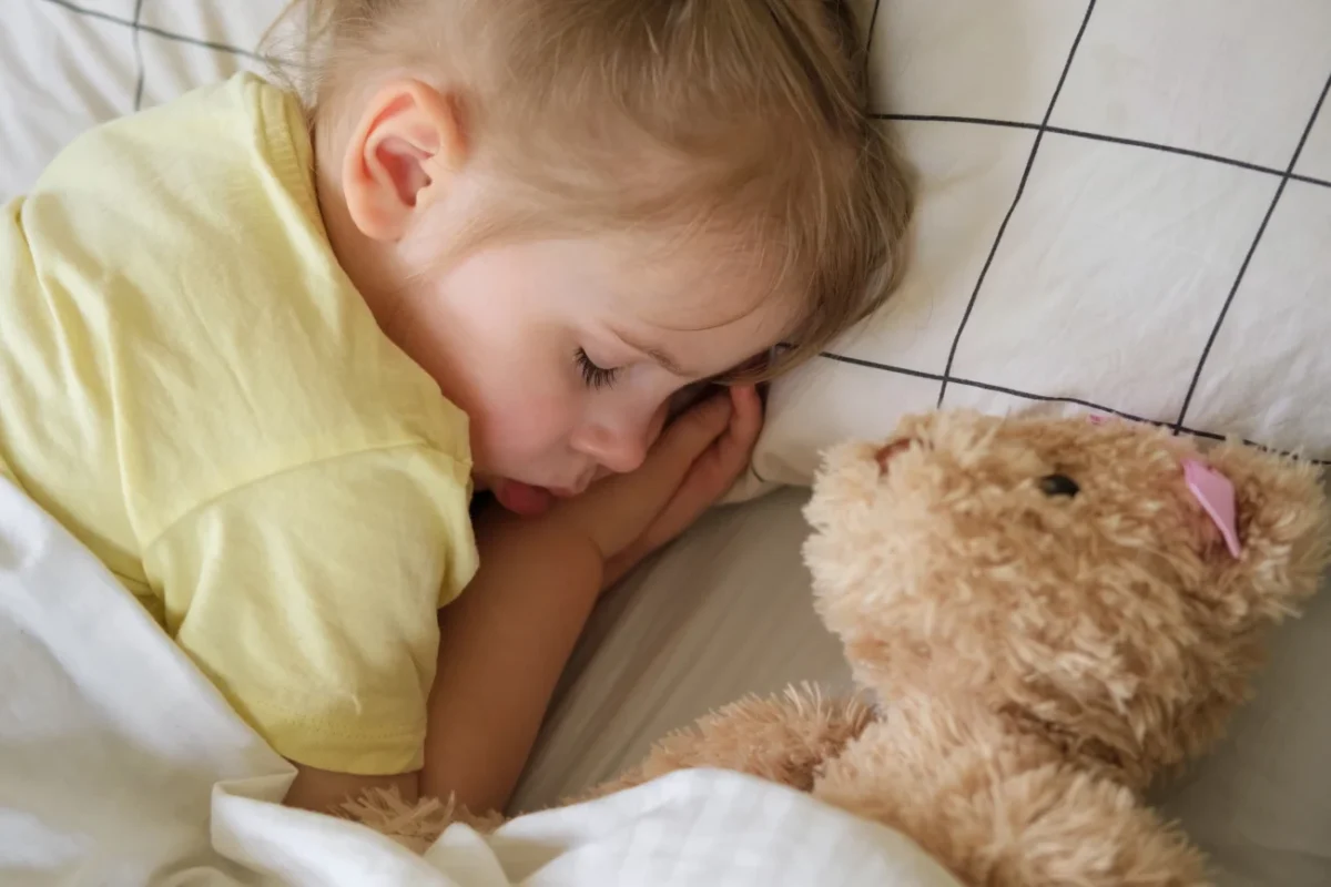 Spící dítě s medvídkem