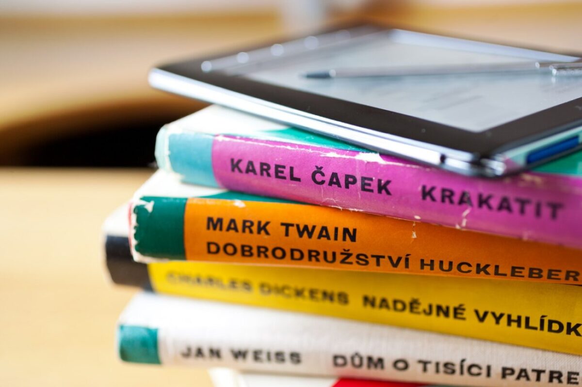 Nezříkejme se knih, mohou náš život v mnohém obohatit
