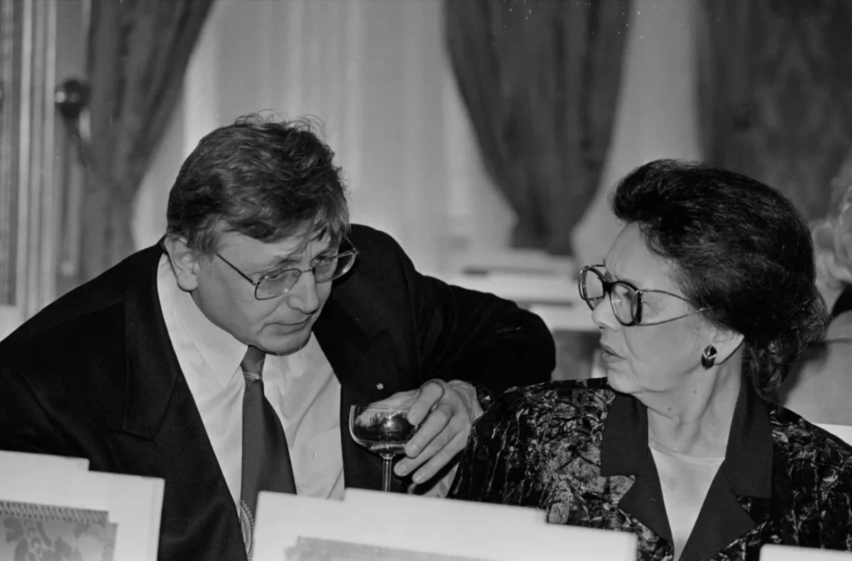 Jiří Menzel a Jiřina Jirásková na černobílé fotografii.