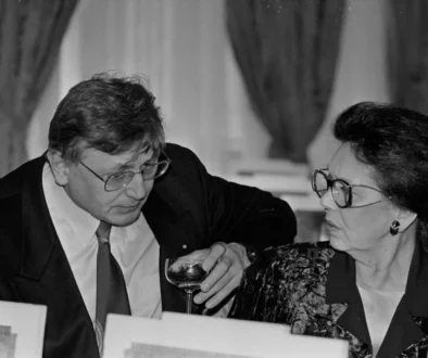 Jiří Menzel a Jiřina Jirásková na černobílé fotografii.