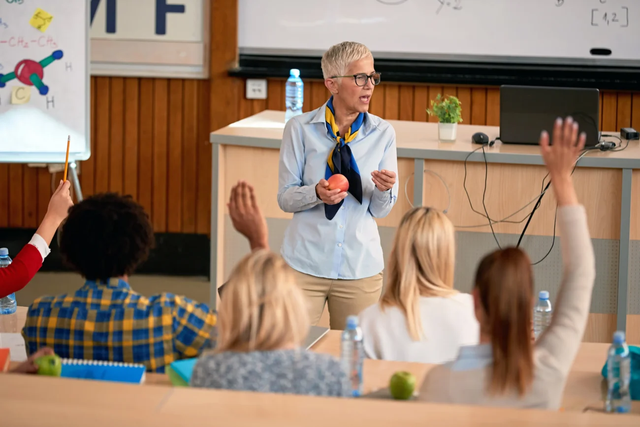shutterstock_1486572224-2 | TVGURU.cz Žena vyučuje chemii.