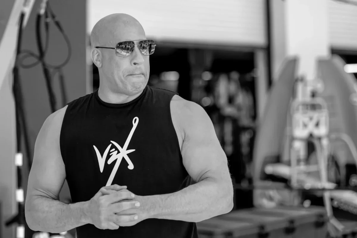 Vin Diesel na černobílé fotce.