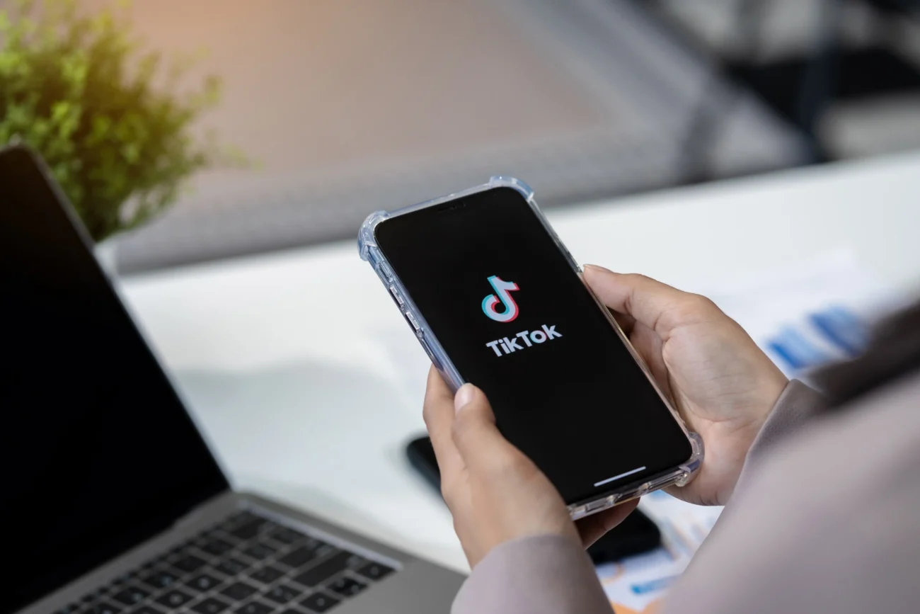 shutterstock_2471913057-2 | TVGURU.cz Člověk na mobilu zapíná TikTok.