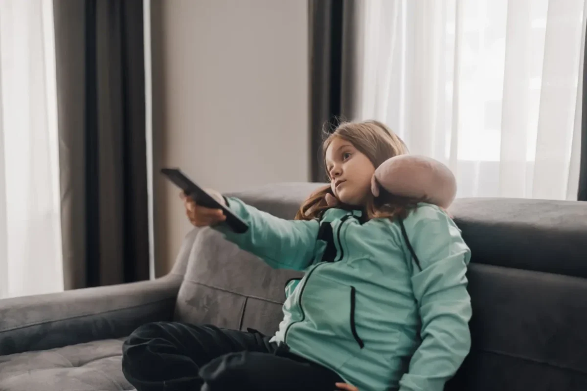 znuděné dítě sleduje televizi