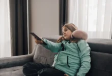 znuděné dítě sleduje televizi