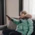 znuděné dítě sleduje televizi