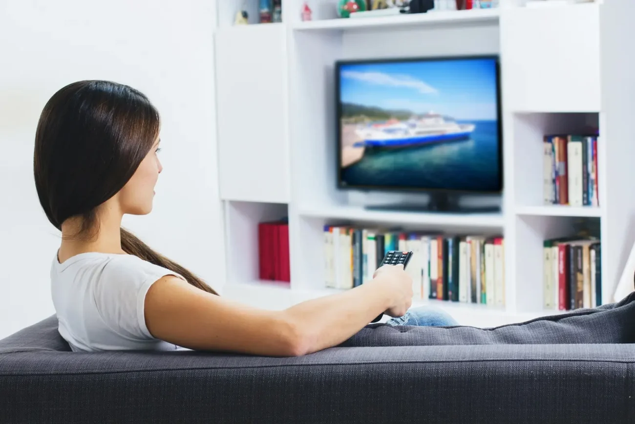 Odpočinek po horkém dni sledováním oblíbeného filmu Shutterstock | TVGURU.cz odpočinek u televize