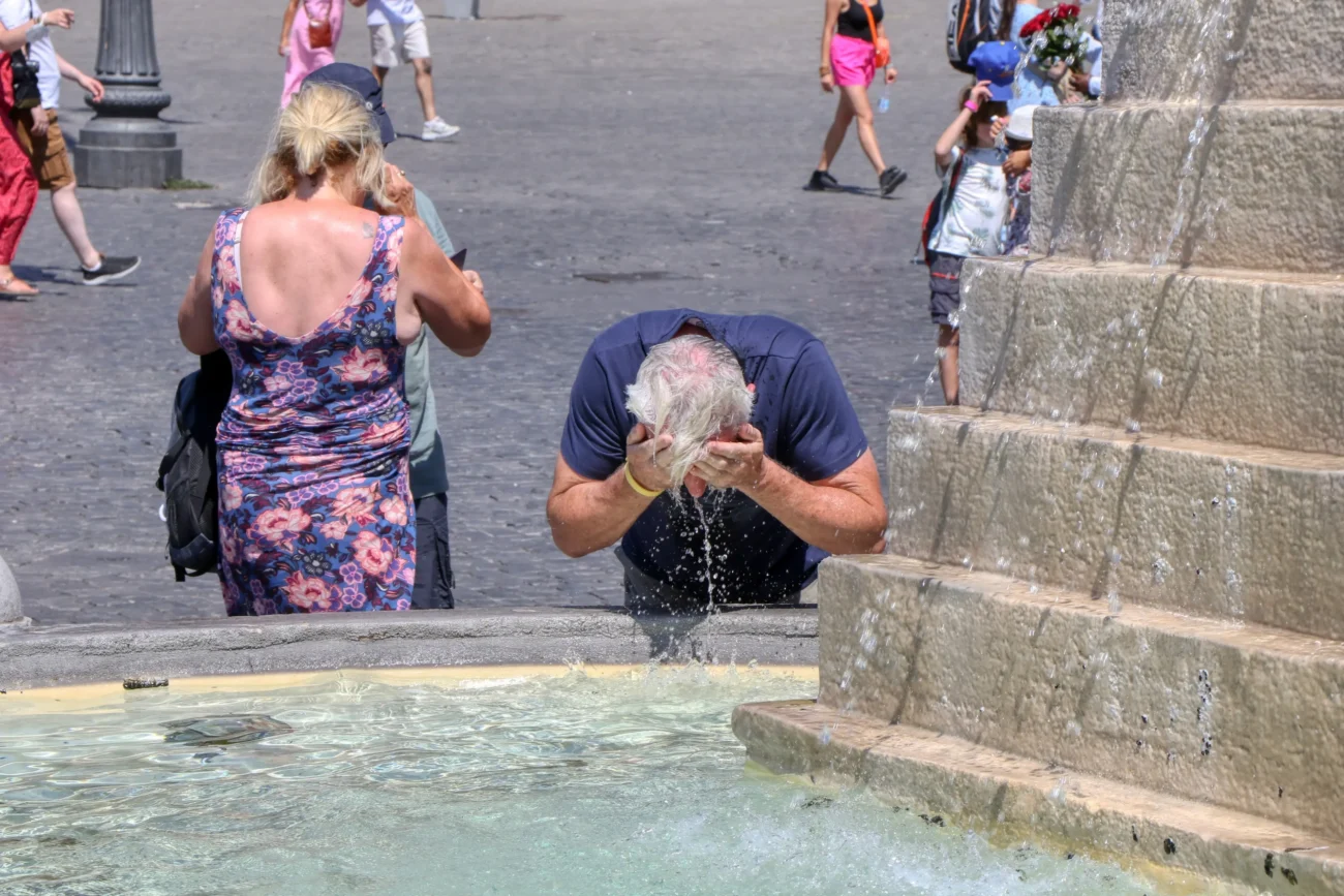 Během veder je důležitá hydratace. Zdroj: Shutterstock | TVGURU.cz Muž máčející si hlavu v kašně.