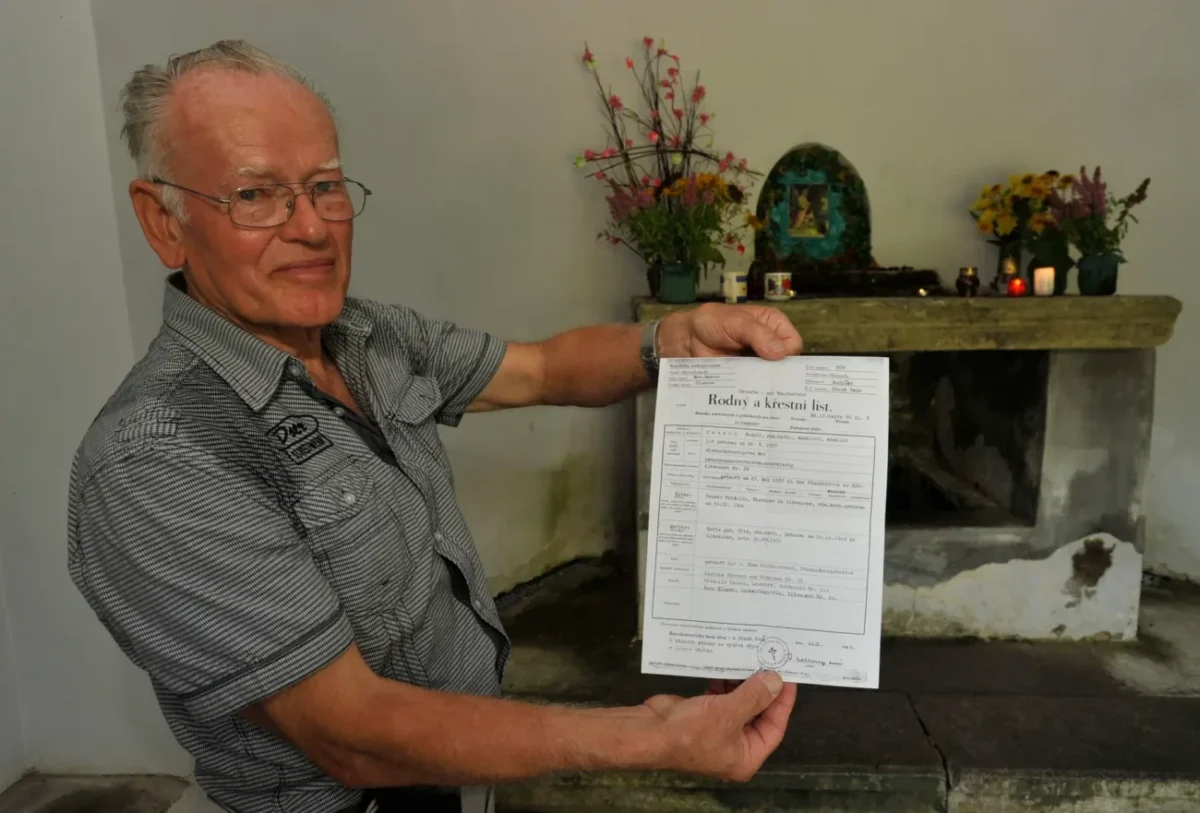 muž drží v ruce rodný list