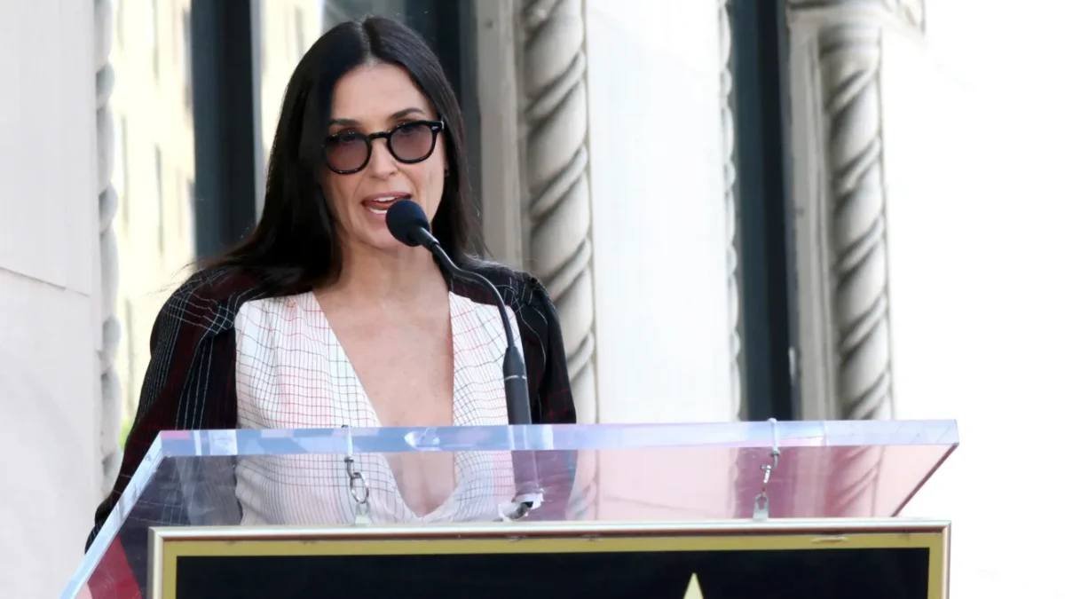 Demi Moore mluví v Los Angeles do mikrofonu.