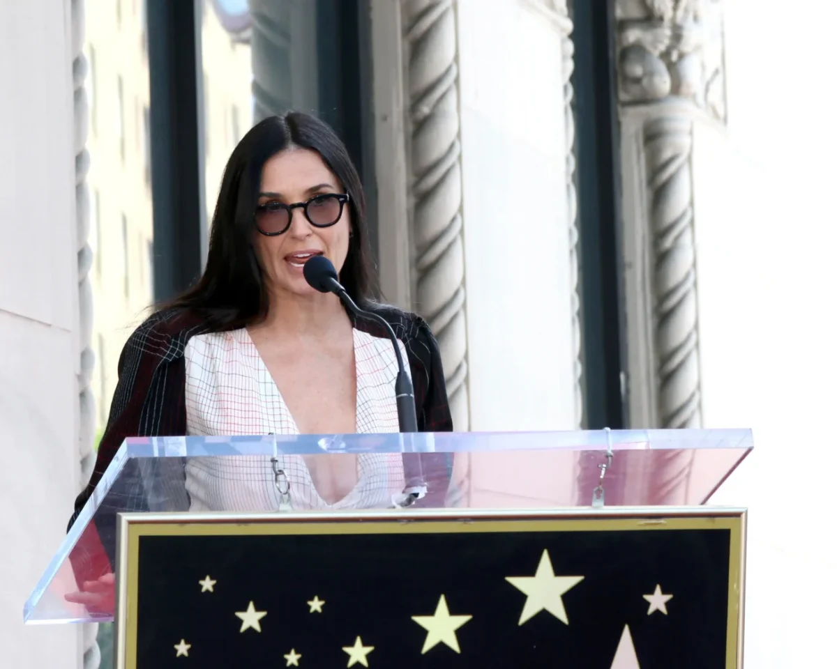 Demi Moore mluví v Los Angeles do mikrofonu.