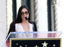 Demi Moore mluví v Los Angeles do mikrofonu.