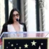 Demi Moore mluví v Los Angeles do mikrofonu.