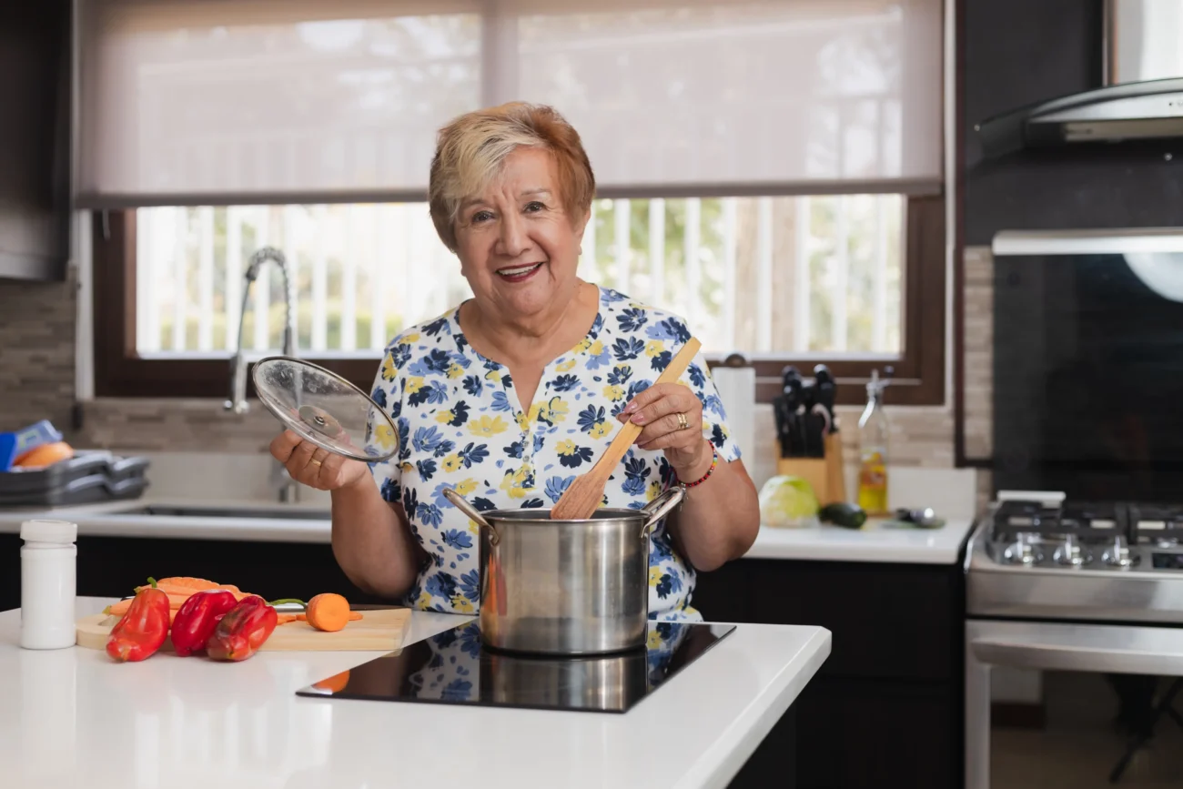 shutterstock_2293114631-2 | TVGURU.cz Usměvavá babička vaří.