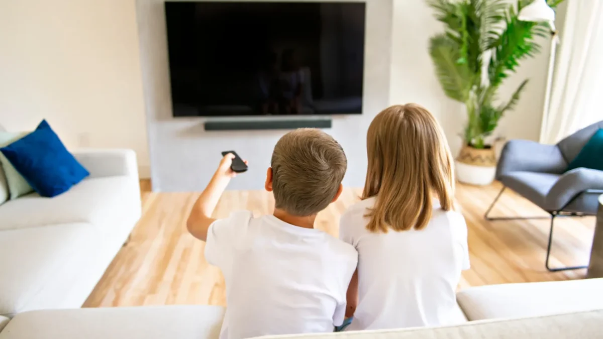 Děti se dívají na televizi.