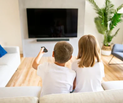 Děti se dívají na televizi.