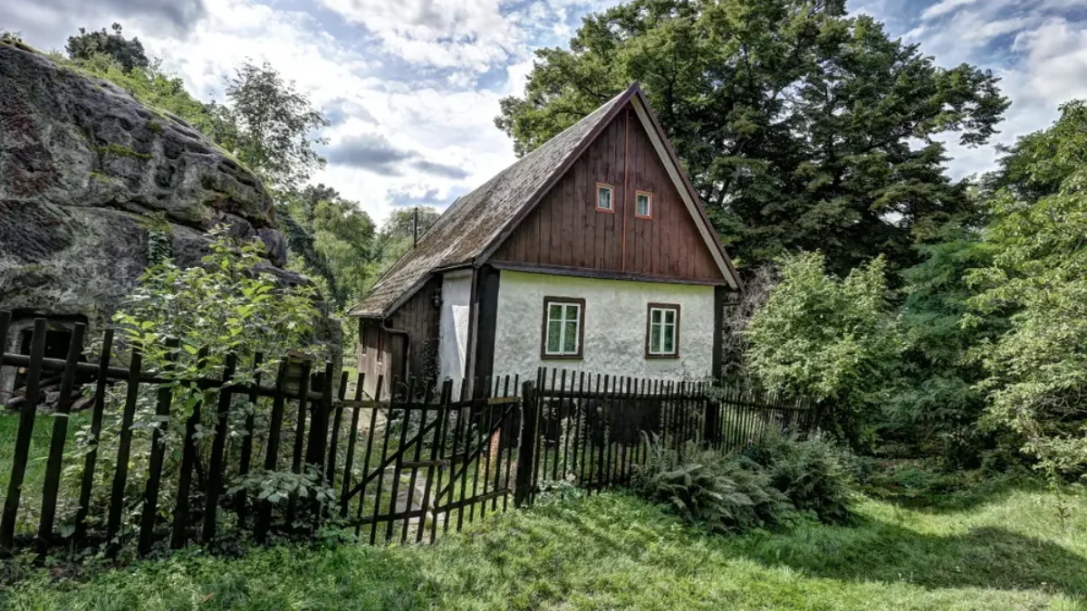 Staročeská chalupa v přírodě