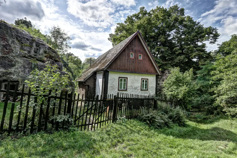 Staročeská chalupa v přírodě