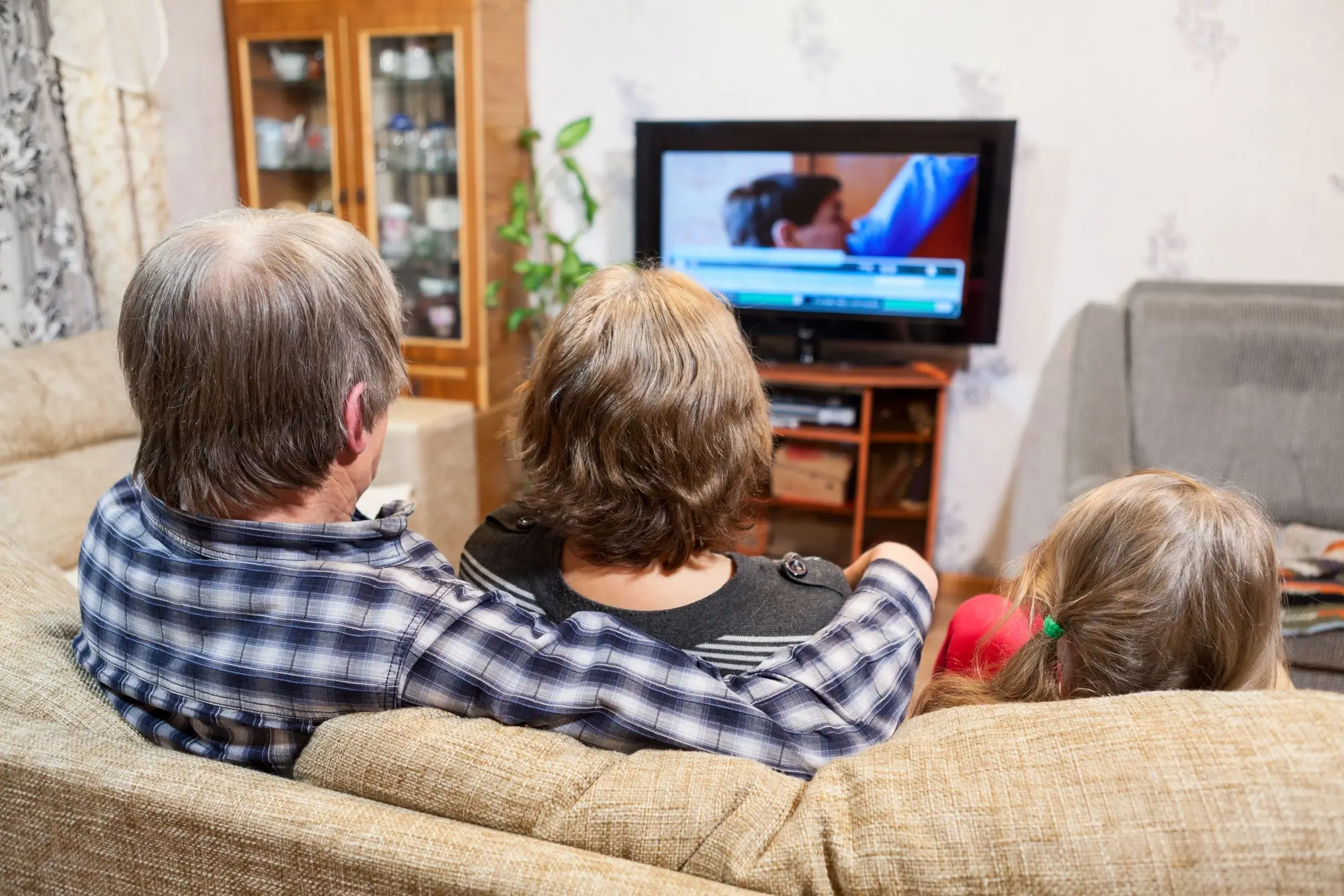 Shutterstock_267190748 | TVGURU.cz dítě sleduje televizi s rodiči
