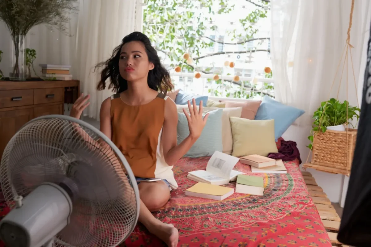 žena se ochlazuje větrákem